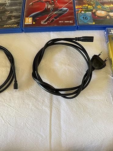 bagat mašina za šivanje: Soni PS 4 1Tb (sa tri dzojstika) i 19 igrica. Ocuvan i bez ostecenja — 9