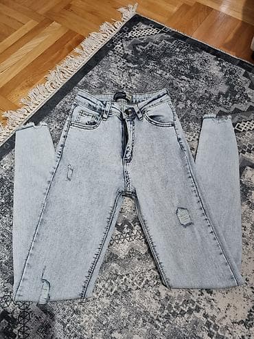 Farmerke: Svetloplave farmerke sa blagim “washed” efektom i diskretnim — 2