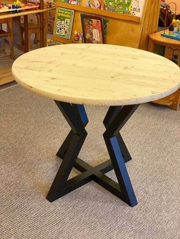 tabure sa prostorom za odlaganje: Postolje za sto br57 Dimenzija 70x70cm Materijal : Metalna cev 50x50 — 1
