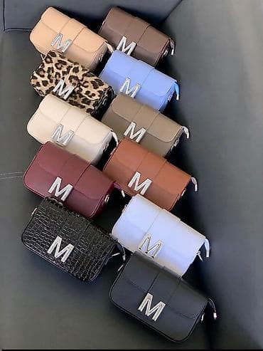 Ženska crossbody torba sa metalnim slovom “M”zlatne boje. -Kompaktna na lalafo.rs Ženska crossbody torba sa metalnim slovom “M”zlatne boje. -Kompaktna