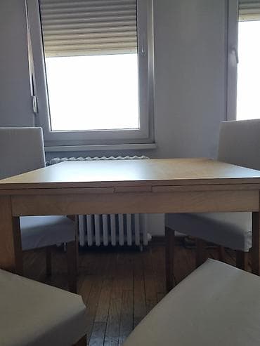 američki plakar: Ikea drveni sto na rasklapanje i četiri stolice. Dimenzije stola: kad — 2