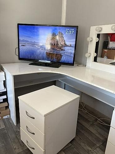 komode za sminkanje: Ugaona radna/šminkerska stanica – komplet - Prostrani ugaoni sto u — 6