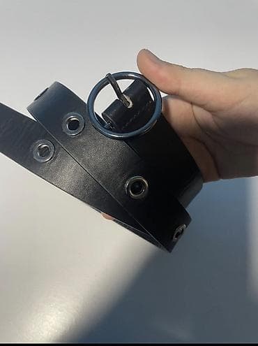 stradivarius kaisevi: Crni kaiš sa metalnim nitnama i okruglom kopčom - Materijal: glatka — 1