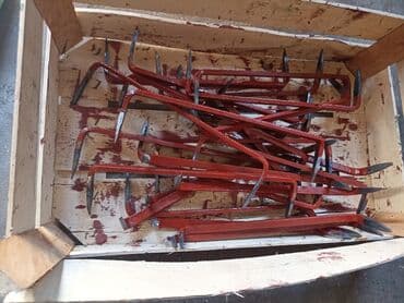 Merni alati i instrumenti: Set crveno obojenih metalnih klanfi složenih u drvenoj kutiji. klanfe — 1