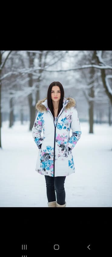 Ženska zimska jakna sa kapuljačom i krznom na rubu. Svetla podloga sa