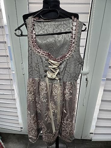 Elegantna dirndl haljina u nežnim tonovima sivkasto‑ružičaste. -