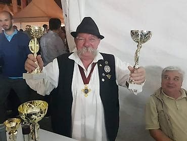 Rasveta: Pehari – set nagradnih trofeja - Tip: pehari/šampionski trofeji za — 1