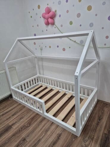 Kreveti za decu: Drvena dečja krevetić–kućica - Model: krevet u obliku kućice sa