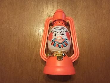 Noćna lampa u obliku fenjera. Napajanje - dve baterije(AA) 1,5V