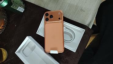 IPhone – bakarno/narandžasta boja Opis: - Ekran sa “Dynamic Island”