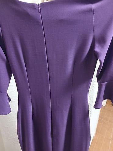 haljine s: Elegantna ljubičasta midi haljina sa volanima - Kroj: pripijena — 4