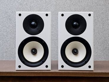 TV & Video: Kompaktne dvosistemske bookshelf zvučničke kutije u beloj završnoj — 1