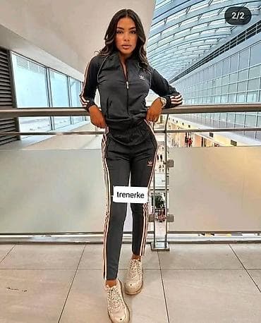 Gornji i donji deo: Komplet trenerka od likre 
Vel S M L XL 2XL
Cena 3200 din — 6