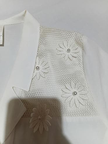 Shirts, blouses and tunics: Bela ženska košulja sa kratkim rukavima i klasičnim kragnom. Prednji — 6