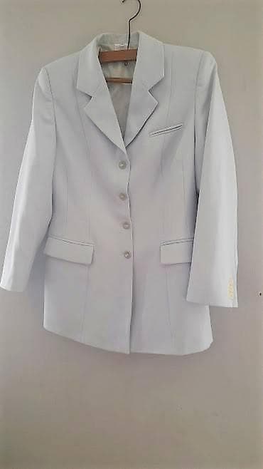 Kancelarijski nameštaj: Odličan sako nežno sive boje. Ramena 42, pazuh 52, dužina 72cm. - — 1