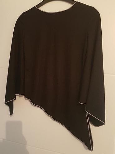 Nova, zanimljiva bluza sa izrezima na rukavima i donjem delu,jako lepo