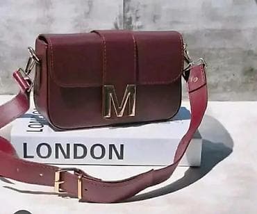 pletene torbe waikiki: Crna ženska torbica preko ramena sa zlatnim slovom “M” na preklopu. - — 6