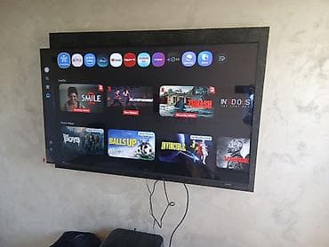 Smart TV velikog 55inca montiran na zidnom nosaču.Kupljen prosle