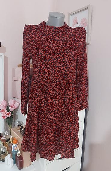 Haljina sa printom – crno-crveni dezen - Kroj: A-linija sa blagim