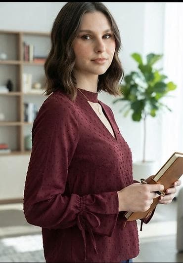 pull and bear srb: Elegantna bordo bluza sa teksturom - Model: ženska bluza u boji bordo — 1