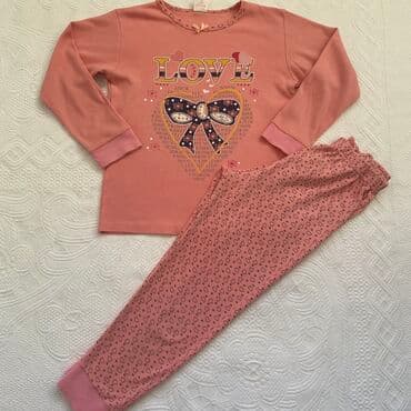 Pidzama za devojcice
Nosena,ali se moze jos nositi
Velicina 9 god