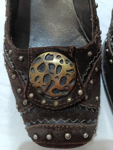 sandale sa zatvorenim prstima deichmann: Braon kožne cipele sa srednjom potpeticom i ukrasnim detaljima - — 3