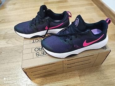 Nike ženske patike za trening/trčanje nošene samo jedom jer je kalup na lalafo.rs Nike ženske patike za trening/trčanje nošene samo jedom jer je kalup