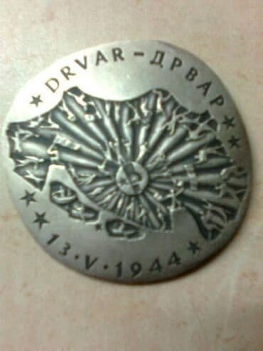 Značke, ordenje i medalje: Prodajem plaketu Drvar 13.V.1944. sa slike, izuzetno ocuvana, za — 2