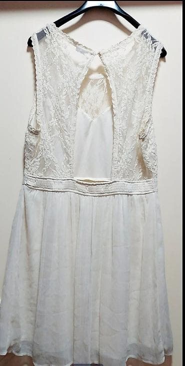 lm mentol cena: Bela elegantna haljina bez rukava sa čipkom i otvorom na leđima. - — 2