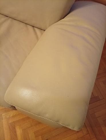 stolovi za kuhinju: Kožna dvosede/sofa – bež/peščana boja . DVA TROSEDA — 3