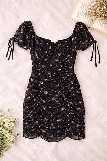 Muška odeća: Crna mini haljina s cvetnim printom - Model: romantična, uska mini — 1
