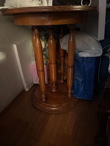 taburei za odlaganje: Okrugli drveni stočić/konzola klasičnog dizajna. - Materijal: masivno — 1