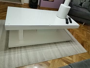 Moderan klub sto – bela boja, staklena gornja ploča inace je od