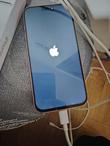 Mobile Phones & Accessories: IPhone – bakarno/narandžasta boja Opis: - Ekran sa “Dynamic Island” — 3