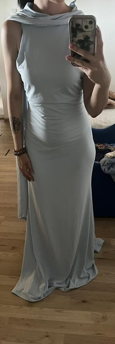 prsluk s: Duga, elegantna haljina u svetlo plavoj boji. Model bez rukava, sa — 3