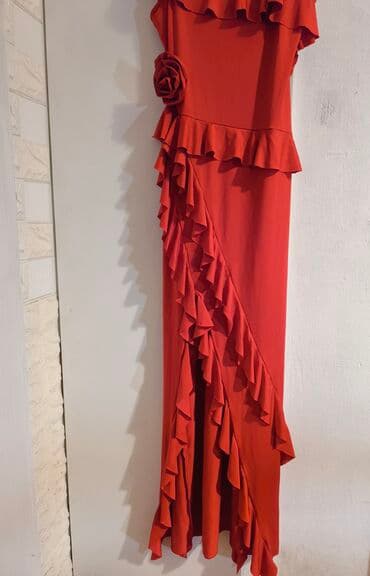 Donji veš: - Crvena elegantna haljina sa volanima - Dugi model (maxi/svečani) — 1