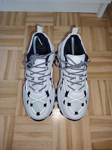 starke bele cena: Patike za svakodnevno nošenje i trail inspirisan dizajn UG 24,5 - — 1