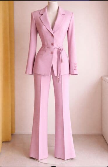 Elegantno žensko odelo – sako i pantalone u pastelno ružičastoj boji na lalafo.rs Elegantno žensko odelo – sako i pantalone u pastelno ružičastoj boji