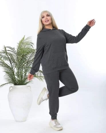 plisane trenerke za punije dame: Komplet trenerka za punije dame L do 4xl
4200 — 2