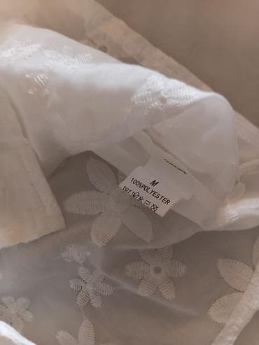 manoard blanche cena: Bela ženska bluza sa kratkim rukavima i reljefnim cvetnim vezom po — 8