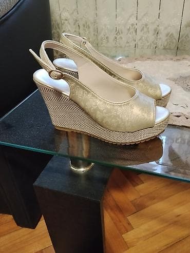 Elegantne ženske sandale na punu petu (platforma/wedge), zlatno-bež