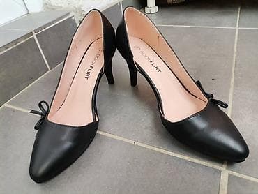 Nove salonke, izuzetno elegantne i ženstvene. Samo su probane, nisu