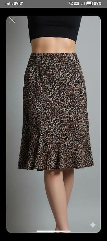 Suknja sa animal printom (leopard), dužina do kolena. Kroj blago prati