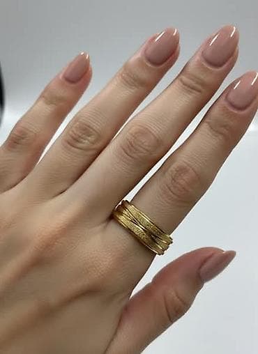 beli mona kais: Zlatni prstenovi i komplet nakita – elegantan dizajn - Zlatni prsten — 1