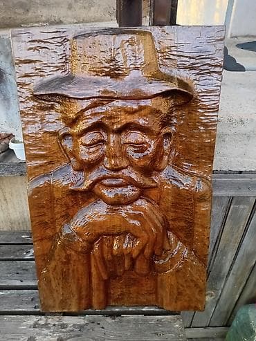 Ručno rezbarena reljefna slika u drvetu – portret starog čoveka sa