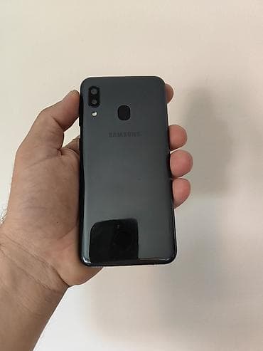 samsung m10 cena: Samsung A20e dual sim, otključan za sve mreže. Ima 3/32 gb memorije — 6