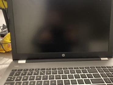 mali laptop: Prenosni računar HP sa crnim okvirom ekrana i tastaturom pune — 1