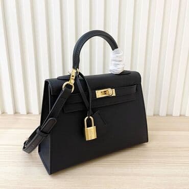 kais za struk: Elegantna crna ručna torba od zrnaste kože, klasičnog trapezastog — 9