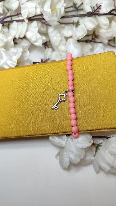 dzepni sat cena: Narukvica sa perlama i priveškom ključa - Delikatna narukvica od — 2