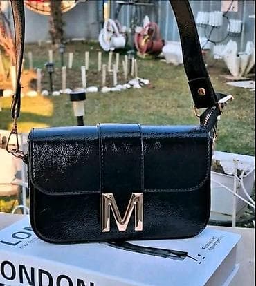 prada naocare za vid: Mona ženska torbica preko ramena sa slovom “M”
Cena3.400 din.
💋 — 5